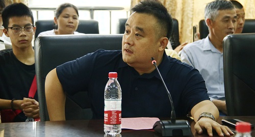 潘爱民为新生及家长介绍金沙威尼斯欢乐娱人城情况.jpg
